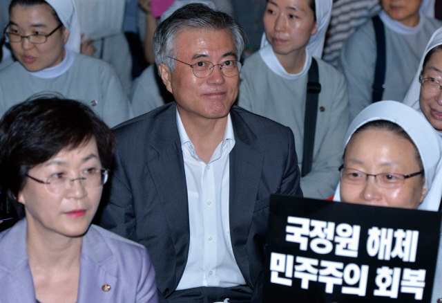 ▲ 문재인 대통령이 지난 2013년
 성폭행 의혹이 폭로된 한만삼 신부가 소속된 천주교 정의구현사제단이 주최한 국정원 해체 전국시국미사에 참석하고 있다. ⓒ뉴시스 사진DB