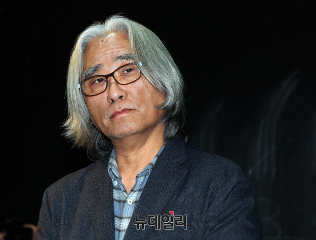 ▲ 이윤택 전 연희단거리패 예술감독이 지난 19일 성폭행 논란에 대한 사과 기자회견을 갖고 있다. 이윤택 전 예술감독은 지난 2012년 문재인 대통령의 대선 찬조연설을 맡았으며, 문재인 대통령도 2014년 그가 연출한 연극에 카메오로 출연했던 적이 있다. ⓒ뉴데일리 이기륭 기자