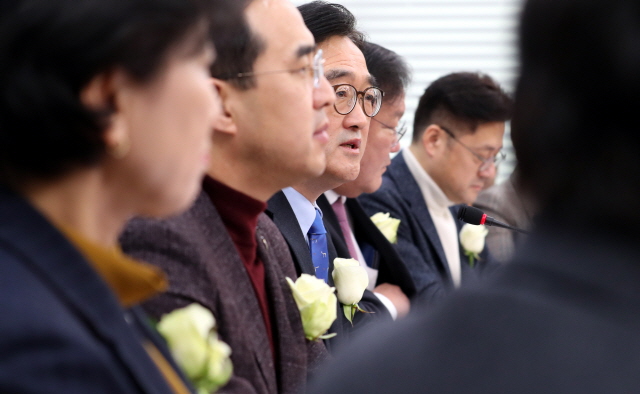 ▲ 문재인 대통령이 당적을 두고 있는 집권여당 더불어민주당의 우원식 원내대표 이하 원내지도부가 지난 8일 가슴에 백장미를 꽂고 성평등 정책조정회의를 열고 있다. 민주당에서는 의원 비서관이 동계올림픽 현장에서 성추행 혐의에 연루돼 경찰 조사를 받은데 이어, 한 의원이 과거 법무법인 재직 시절 후배 여성 변호사의 성추행 피해 토로에 대해 침묵을 종용했다는 의혹이 제기됐고, 부산시당 여성당원 성추행 의혹은 해소될 기미를 보이지 않는 등 안팎으로 진통을 겪고 있다. ⓒ뉴시스 사진DB