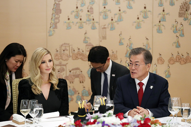 ▲ 문재인 대통령이 23일 이방카 트럼프 미국 대통령 보좌관을 만난
 모습. ⓒ청와대 제공