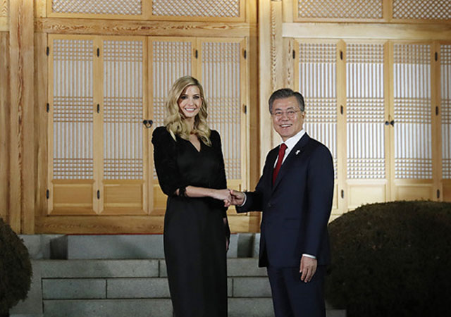 ▲ 지난 23일 청와대 상춘재에서 만찬을 갖기 전 문재인 대통령과 기념사진을 찍는 이방카 트럼프 美백악관 고문. ⓒ뉴데일리 DB.