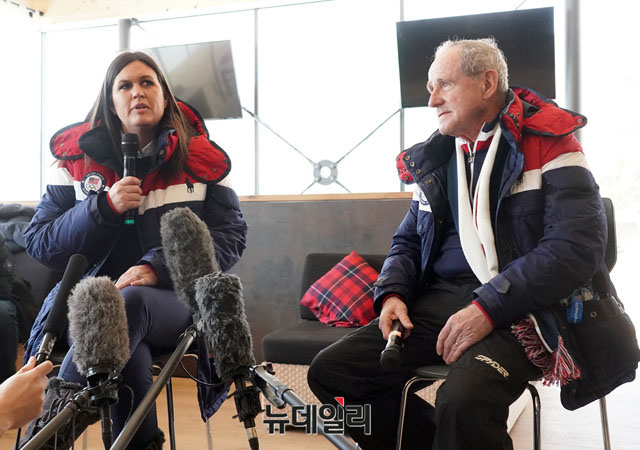 ▲ 24일 오전, 강원도 용평리조트 내 미국 홍보관에서 기자회견을 갖는 새라 허커비 샌더스 美백악관 대변인(왼쪽)과 제임스 리시 美상원의원(오른쪽, 공화, 아이다호). ⓒ공동취재단