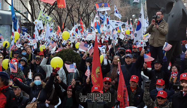 ▲ 자유민주애국단체총연맹이 24일 서울 광화문에서 '3·1절 예비 범국민대회'를 진행했다. 이날 주최측이 추산한 참여 시민 수는 2천여 명이다. ⓒ뉴데일리 이기륭 사진기자