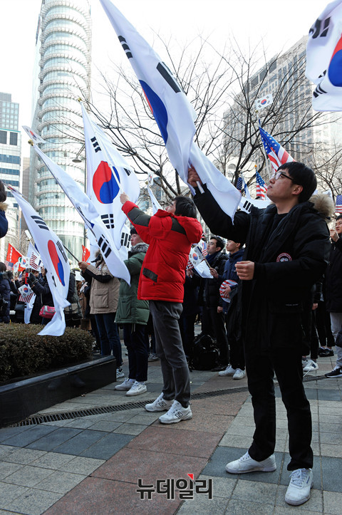 ▲ 이날 집회에서는 젊은이들 사이에서 이슈가 됐던 '평창유감'이 울려퍼졌고, 2030세대 젊은이들도 현장 곳곳에서 찾아볼 수 있었다. ⓒ뉴데일리 이기륭 사진기자