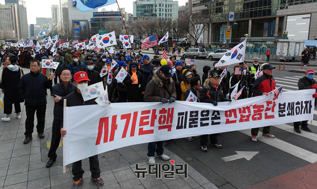 ▲ 광화문 집회를 마친 우파 시민들이 태극기를 들고 주한미국대사관 앞으로 행진하고 있다. ⓒ뉴데일리 이기륭 사진기자