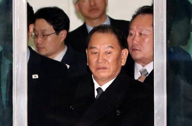 ▲ 경기 파주 도라산 CIQ에 도착한 뒤 기자들의 질문을 피해 이동하는 김영철과 그 일행들. ⓒ연합뉴스. 무단전재 및 재배포 금지.