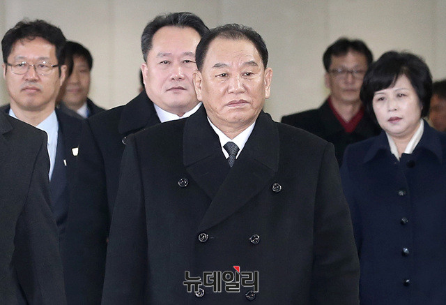 ▲ 북한 노동당 중앙위원회 부위원장 겸 통일전선부장인 김영철이
 25일 입경했다. ⓒ사진공동취재단