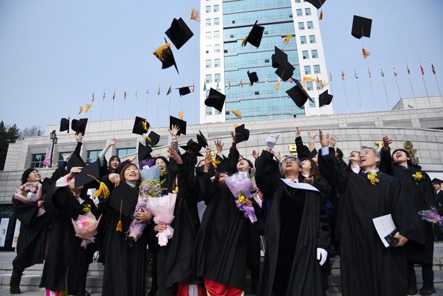 ▲ 졸업을 기념해 학사모를 던지는 졸업생들과 홍덕률 총장.ⓒ대구사이버대