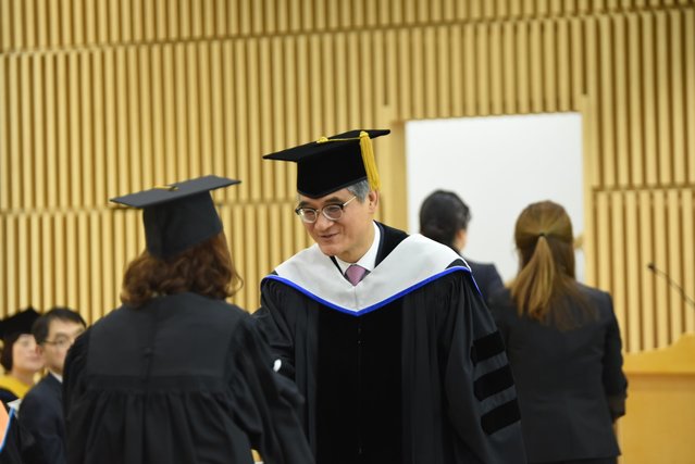 ▲ 졸업을 축하해주고 있는 홍덕률 총장.ⓒ대구사이버대