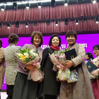 ▲ 고향주부모임 경북도지회가 지난 20일 농협중앙회 대강당에서 열린 총회에서 우수조직으로 선정돼 중앙회장 표창을 받았다.ⓒ경북농협