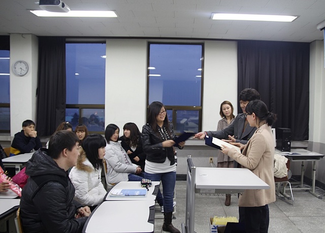 이주민들이 호산대 국제교류센터에서 ‘한국어와 한국문화’강좌를 이수, 수료증을 받고 있다.ⓒ호산대학교