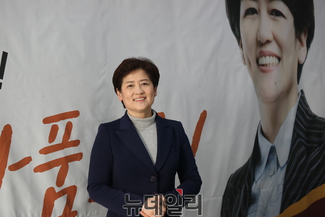 ▲ 강 예비후보는 자신의 제1공약으로 1학급2교사제 도입을 제일성으로 내세우고 있다. 즉 아이들이 충분히 놀면서 학습하고 부진학습 없도록 하고 미리 안 배워가도 뒤쳐지지 않도록 하기 위한 것이 바로 1학급2교사제라고 말했다.ⓒ뉴데일리