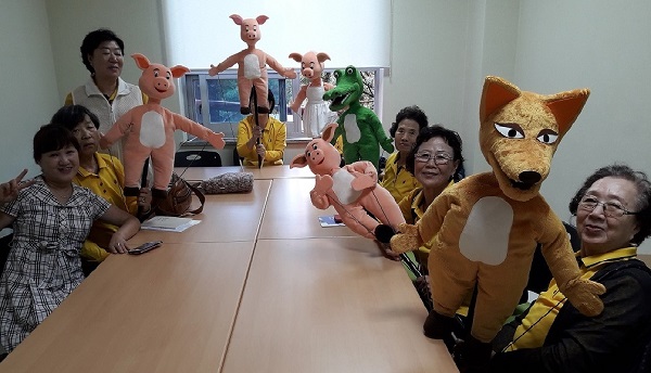 ▲ ‘돋을별 인현극단’ 회원들이 인형극 역할을 연습하는 모습.ⓒ대전 대덕구청