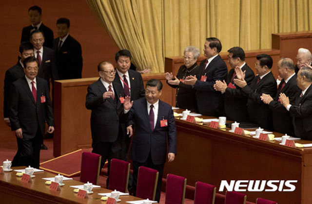▲ 2017년 10월 18일 中베이징 인민대회당에서 열린 중국공산당대회에 입장하는 시진핑과 전직 국가주석들. ⓒ뉴시스. 무단전재 및 재배포 금지.