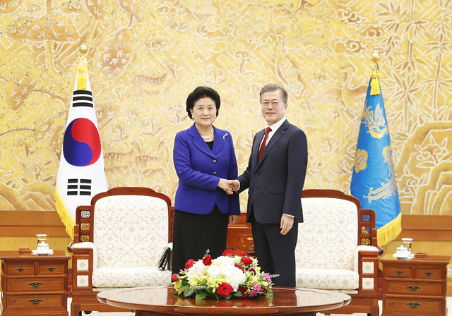 ▲ 문재인 대통령(오른쪽)과 류옌둥 중국 국무원 부총리. ⓒ청와대