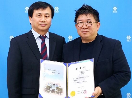 ▲ 26일 오후 유성구청 행복사랑방에서 이원구 유성구청장 권한대행이 김광회 축제총감독에서 위촉장을 수여했다.ⓒ대전 유성구청