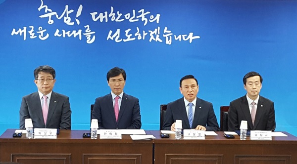 ▲ 천안시와 충남도, 아산시, 한국토지주택공사가 26일 오후 충남도청 상황실에서 ‘천안아산 KTX역세권 R&D집적지구 조성’에 관한 업무협약(MOU)을 체결했다.ⓒ천안시