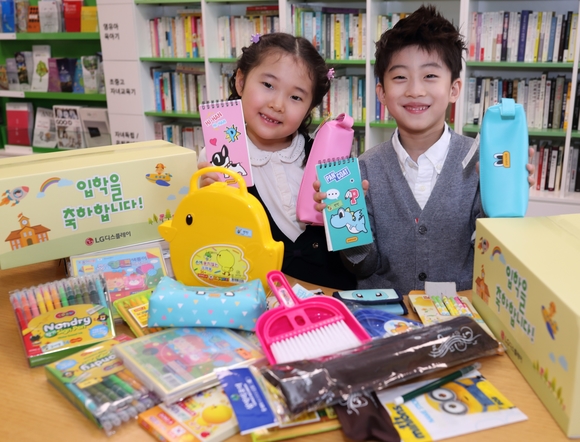 ▲ LG디스플레이가 26일 초등학교 입학을 앞둔 임직원 자녀 1500여명에게 CEO 축하카드와 선물세트를 전달했다. ⓒLG디스플레이