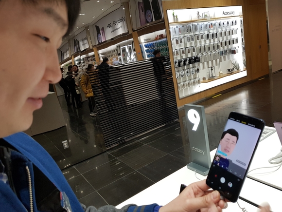 ▲ 삼성 딜라이트샵 직원이 '갤럭시S9'의 'AR 이모지' 기능을 소개하는 모습. ⓒ연찬모 기자
