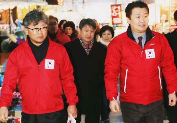 ▲ 최충규 전 대덕구의회 의장(좌측)도 토박이로서 구정에 밝은 행보가 강점이다. 우측은 정용기 의원.ⓒ최충규 SNS