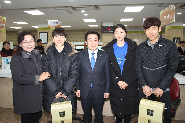 ▲ 사진 오른쪽 2번째 심석희, 오른쪽 1번째 김도겸, 왼쪽 2번째 서이라 선수.ⓒ진천군