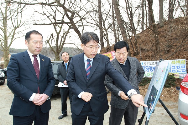 ▲ 이재관 대전시장 권한대행이 27일 유성구 갑동 소재 대전교도소 이전부지를 둘러봤다.ⓒ대전시