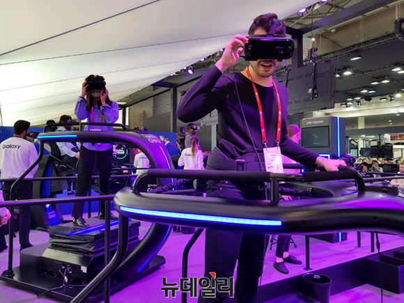 MWC 참관객이 삼성전자의 VR 체험 콘텐츠를 즐기고 있다. ⓒ뉴데일리DB
