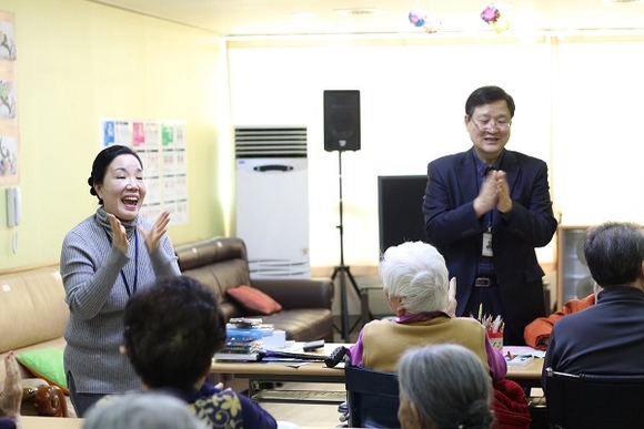 ▲ 유한킴벌리 시니어케어매니저 활동 모습ⓒ유한킴벌리