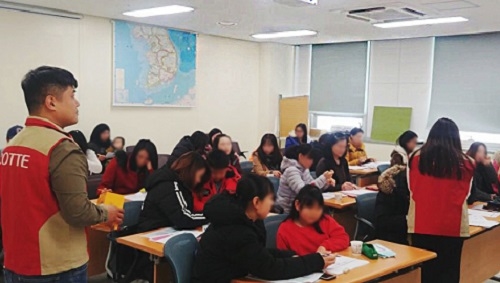 ▲ 롯데건설 안산오토돔 신축공사 현장의 샤롯데봉사단이 다문화가정 아이들을 대상으로 교육 활동을 보조하고 있다. ⓒ롯데건설