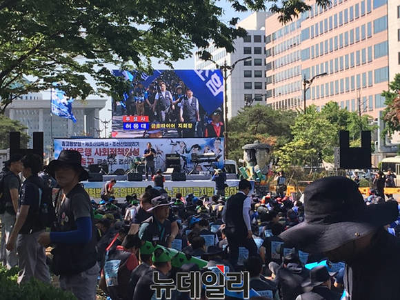 ▲ 상경 집회를 벌이고 있는 금호타이어 노조.ⓒ뉴데일리