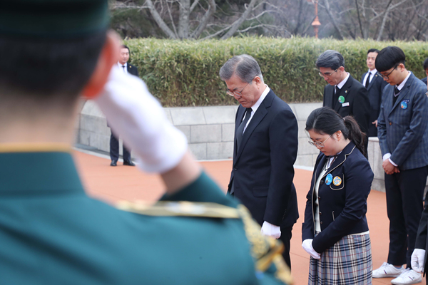 ▲ 문재인 대통령이 28일 2·28 민주운동 기념탑을 방문, 참배하는 모습. ⓒ뉴시스 DB
