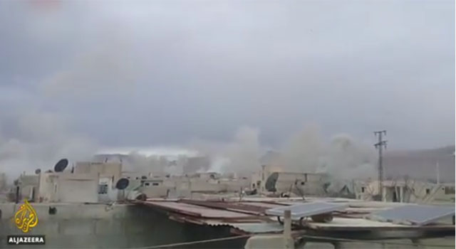 ▲ 시리아 알 아사드 정권이 자국민을 향해 퍼붓고 있는 화학무기가 북한의 지원으로 제조됐다는 주장이 제기됐다. 사진은 지난 26일 '알 자지라'가 보도한 동구타 지역 화학무기 공격 의심 장면. ⓒ알 자지라 관련보도 화면캡쳐.