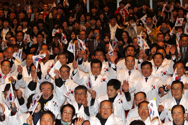 ▲ 지난해 청주예술의 전당에서 열린 3·1절 기념식에서 참석자들이 만세를 외치고 있는 모습.ⓒ충북도