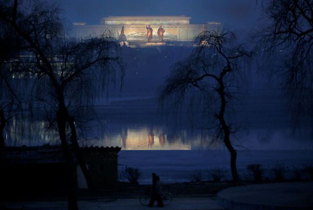 ▲ 북한 평양의 야경. 북한에서 끊기지 않고 전기가 들어오는 곳은 김씨 일가 우상화 관련 시설과 핵무기 및 탄도미사일 관련 시설뿐이다. ⓒ뉴시스-AP. 무단전재 및 재배포 금지.