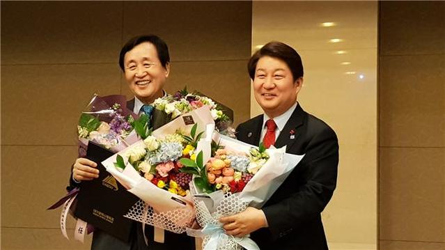 ▲ ㈜크레텍책임 최영수 회장(왼쪽)이 제13대 대구육상연맹 회장으로 취임했다. 오른쪽은 권영진 대구시장.ⓒ대구시