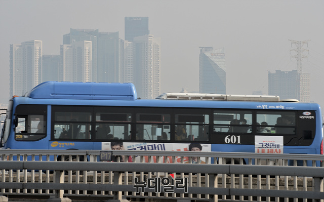 ▲ 서울시가 27일 미세먼지 비상저감조치 일환으로 내세웠던 '대중교통 무료'정책을 철회하고 새로운 정책으로 '서울시 8대 대책'을 발표했다.ⓒ뉴데일리 공준표 기자