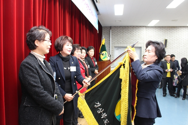 ▲ 경북도 새마을 운동이 새마을운동중앙회에서 실시하는 평가에서 최우수상을 휩쓸었다. 사진은 새마을지도자경북협의회의 최우수상 수상 장면.ⓒ경북도