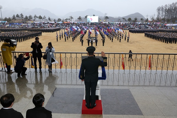 ▲ 임관선서를 받는 김용우 육군참모총장.ⓒ육군학생군사학교