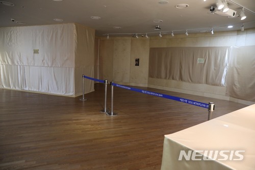 ▲ 서울도서관 3층에 설치된 '만인의 방'이 결국 철거 수순을 밟게 됐다. 만인의 방은 최근 성추문 논란에 휩싸인 고은 시인의 서재를 재현한 공간이다.ⓒ뉴시스