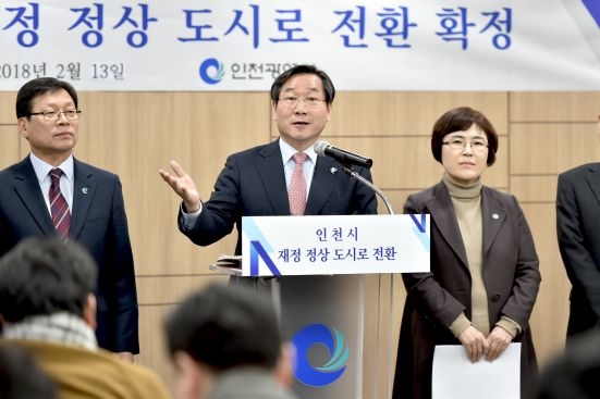 ▲ 지난 13일 재정 정상 도시 전환 관련 기자회견을 갖는 유정복 시장 ⓒ 인천시