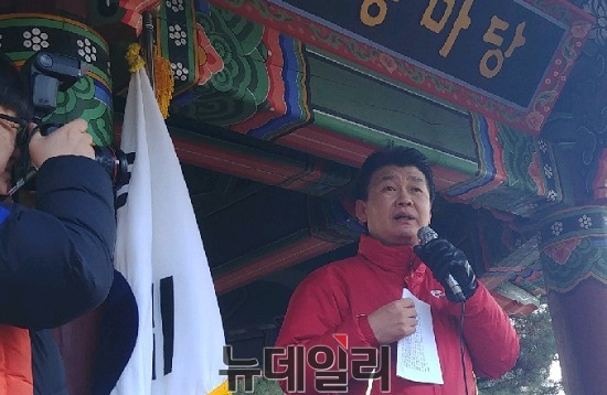 ▲ 전용기 의원이 대전 계족산에서 의정보고회 겸 당원결의대회에서 대전시장 불출마를 선언하고 있다.ⓒ김창견 기자