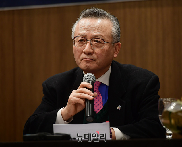 ▲ 김석우 전 통일원 차관이 1일 오전 서울 중구 코리아나호텔에서 '3.1절 국가회복 범국민대회 기자회견에서 발언을 하고 있다.ⓒ뉴데일리 정상윤 기자