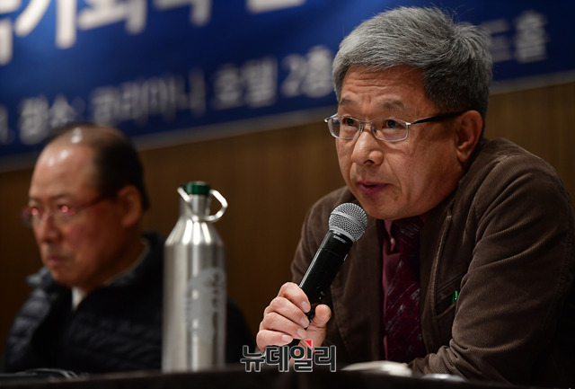 ▲ 김철홍 장신대 교수가 1일 오전 서울 중구 코리아나호텔에서 '3.1절 국가회복 범국민대회'를 앞두고 열린 기자회견에서 취재진의 질의에 답하고 있다. ⓒ뉴데일리 정상윤 기자