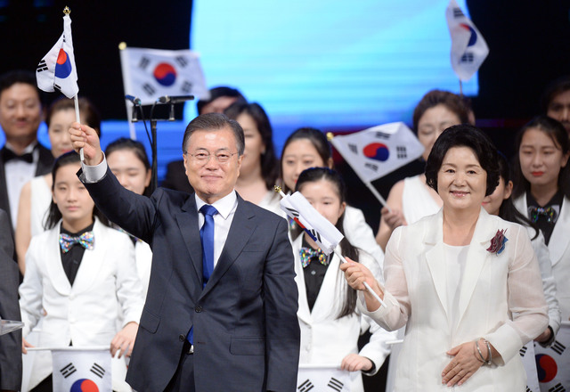 ▲ 문재인 대통령이 지난해 8월 15일 서울 종로구 세종문화회관에서 열린 제72주년 광복절 경축식에서 김정숙 여사와 만세삼창을 한 뒤 태극기를 흔들고 있다.ⓒ뉴시스