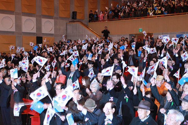 ▲ 제99주년 3·1절을 맞은 1일 대전시가 시 대강당에서 연 기념식에서 애국지사와 유가족, 시민 등이 만세삼창을 하고 있다.ⓒ대전시