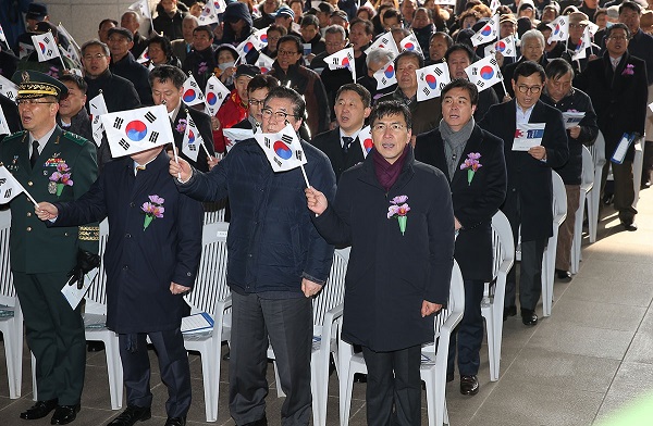 ▲ 안희정 충남도지사 등이 천안 독립기념관에서 열린 3·1절 기념식에서 태극기를 흔들고 있다.ⓒ충남도
