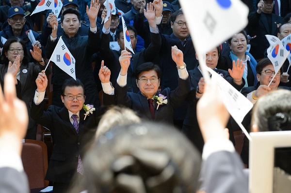 ▲ 이춘희 세종시장과 최교진 세종시교육감 등이 1일 시청에서 열린 3·1절 기념식에서 만세삼창을 외치고 있다.ⓒ세종시