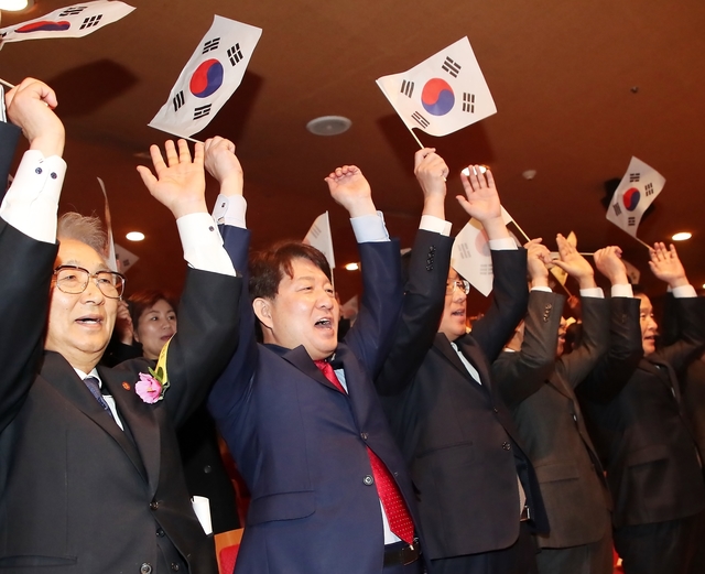 ▲ 권영진 대구시장(왼쪽 두번째)이 1일 오전 문화예술회관 팔공홀에서 애국지사, 기관단체장, 광복회원, 군·경, 학생 등 시민 1,000여명이 참석한 가운데 열린 3·1절 기념식에서 만세삼창을 하고 있다.ⓒ대구시