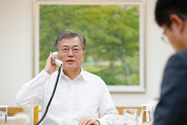 ▲ 문재인 대통령이 1일 밤 도널드
 트럼프 미국 대통령과 통화하고
 있다. ⓒ청와대