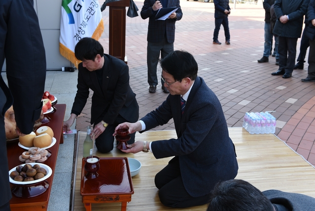 ▲ 경북도관광공사는 1일 입주업체와 함께 무재해를 기원하는 안전기원제를 개최했다. 사진은 이재춘 사장대행이 술잔을 올리는 모습.ⓒ경북관광공사